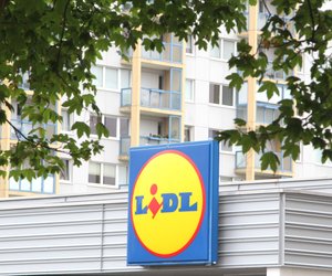 Bei Lidl gesehen: Dieser Küchentrolley mit integrierten Weinregal passt in jede Ecke