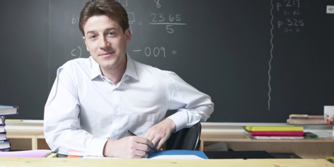 Geschenke für Lehrer sollten am besten im Klassenverbund organisiert werden. Geschenke für Lehrer sollten am besten im Klassenverbund organisiert werden.