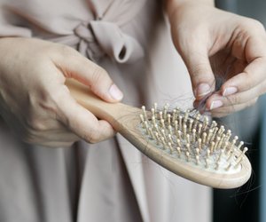 Schnelle Lösung für haarige Angelegenheiten: So reinigst du deine Bürste in 3 Sekunden