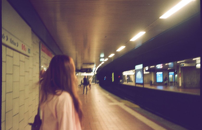 Frau in einer Bahnstation