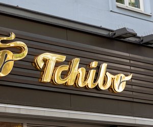 So servierst du stilvoll: Das Tablett von Tchibo mit sommerlichem Orangen-Motiv
