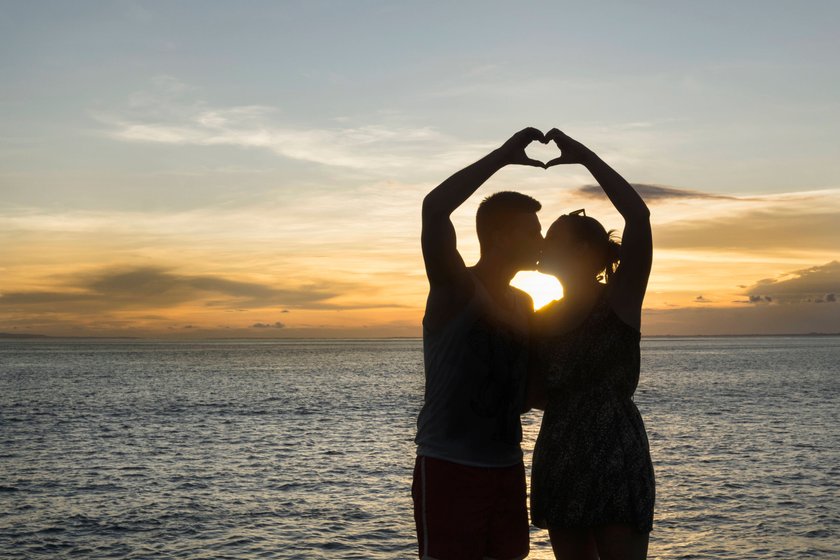 Silhouette eines Paares am Strand