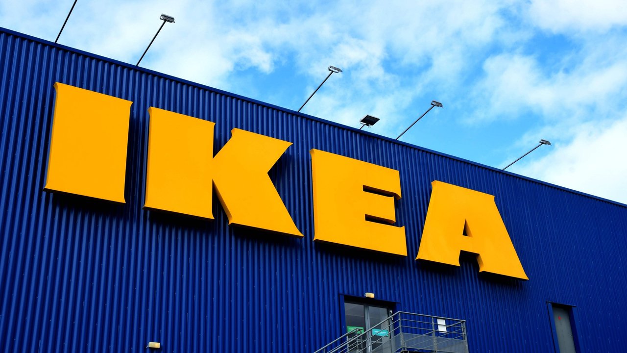 Der Metallschrank von Ikea sorgt für Stauraum auf dem Balkon.