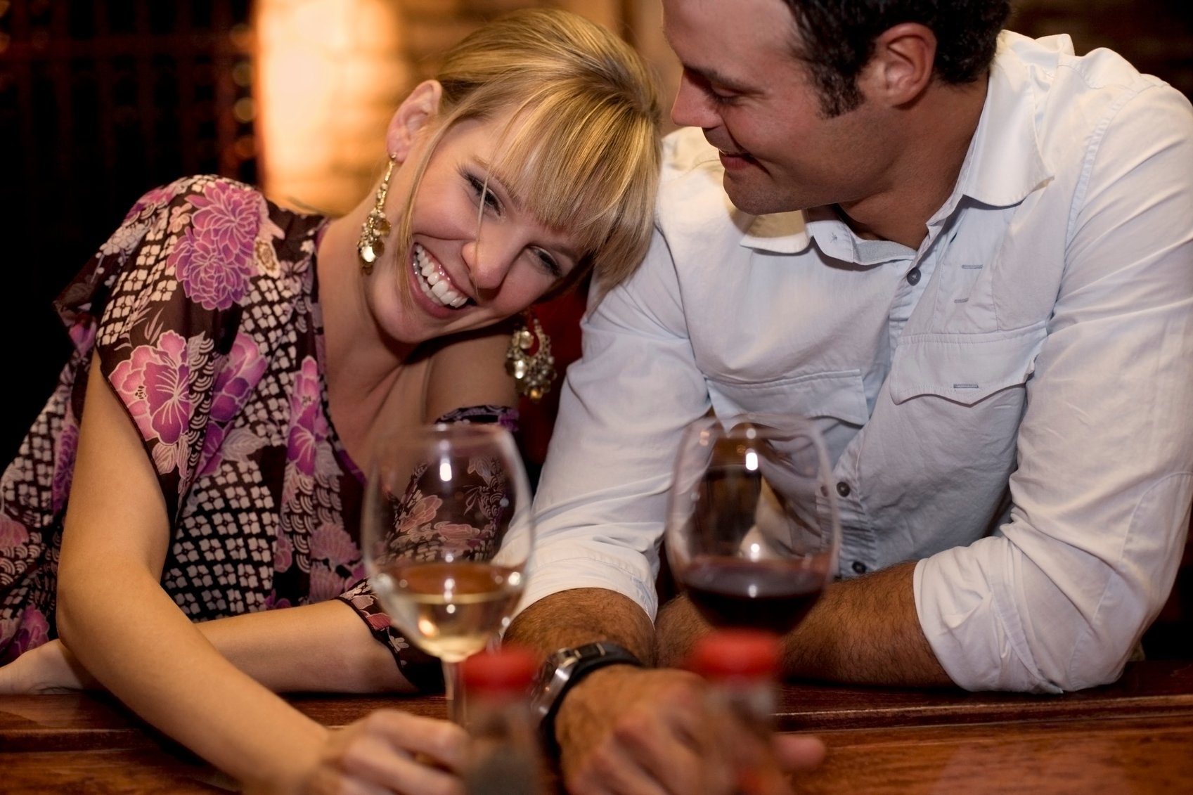 Partnerschaften, in denen beide Partner trinken, haben eine höhere Beziehungsqualität.