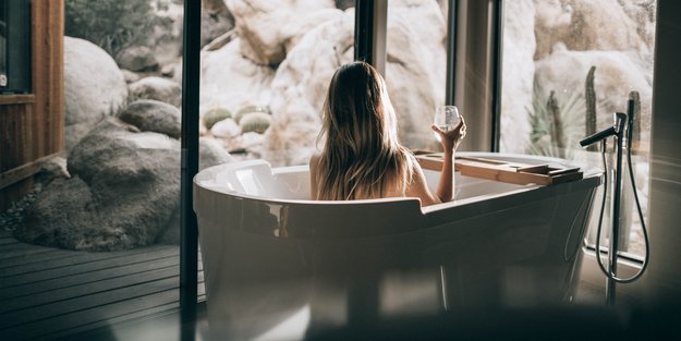 Kalorienverbrauch beim Baden: Kann man in der Badewanne abnehmen?