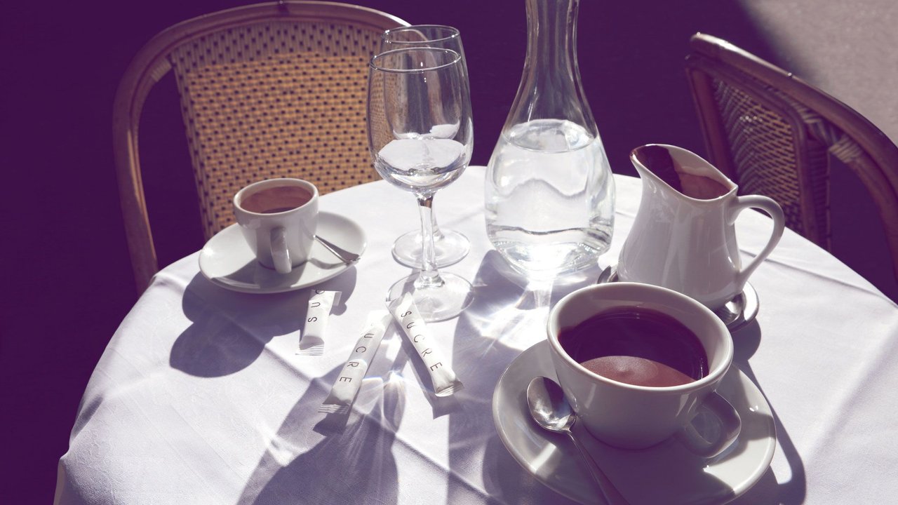 ein gedeckter Tisch in einem französischen Café