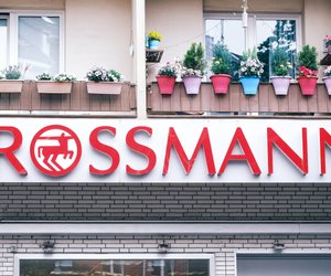 Schicke Herbst-Nägel: Schnapp dir bei Rossmann diesen Nagellack im Braunton