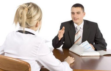 Personen beim Feedbackgespräch Personen beim Feedbackgespräch