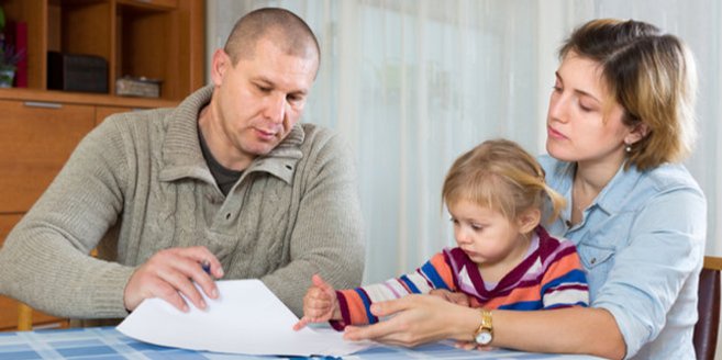 Düsseldorfer Tabelle: Familie am Tisch Düsseldorfer Tabelle: Familie am Tisch