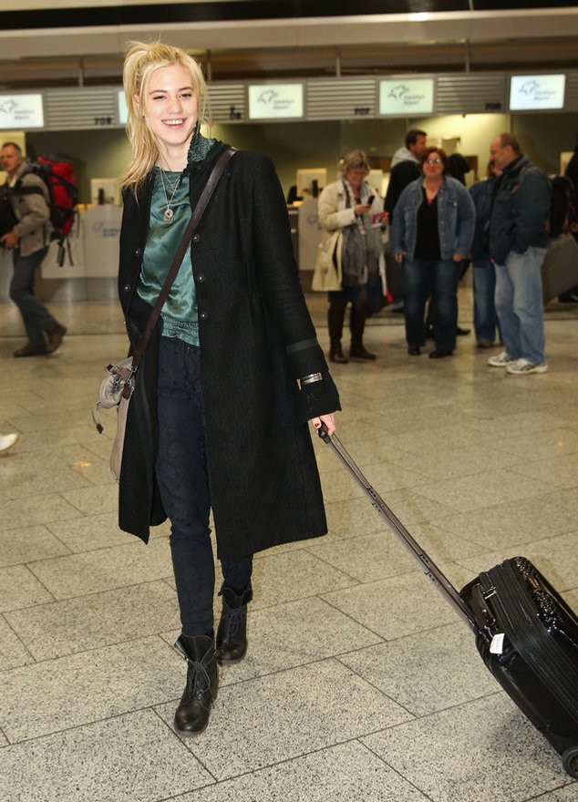 Larissa Marolt am Flughafen Larissa Marolt am Flughafen