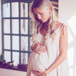 Haare blondieren in der Schwangerschaft: Ist das sicher fürs Baby?