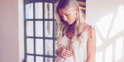 Haare blondieren in der Schwangerschaft: Ist das sicher fürs Baby?