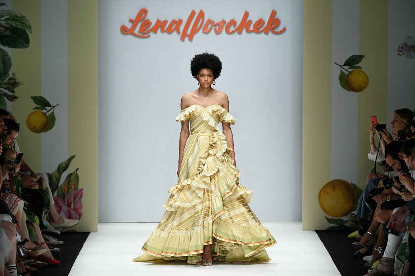 Model auf dem Laufsteg der Berlin Fashion Week Lena Hoschek Show