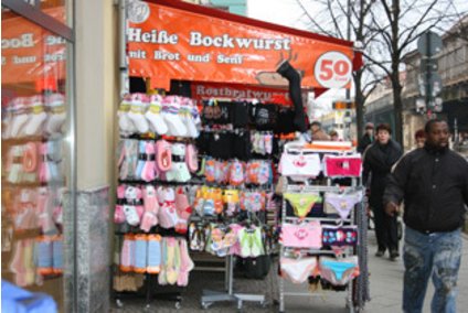 Ein Laden in Berlin, der Essen und Kleidung in Einem verkauft. Ein Laden in Berlin, der Essen und Kleidung in Einem verkauft.