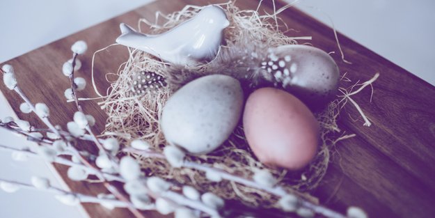 Osternest basteln: 3 einfache Ideen für Süßigkeiten & Ostereier