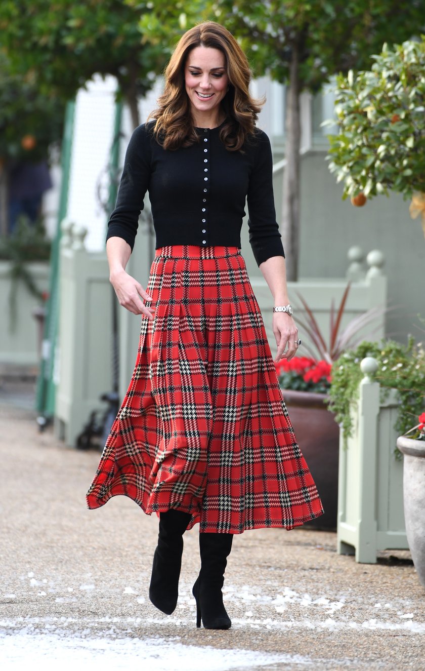 Prinzessin Kate: Ihre schönsten Looks & Outfits Schottenrock und Cardigan 