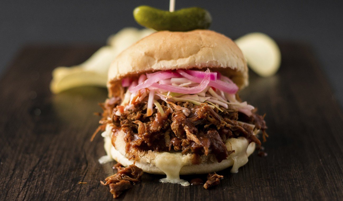Pulled Pork Burger auf Holzplatte Pulled Pork Burger auf Holzplatte