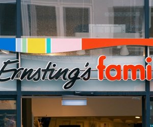 Klein, praktisch und trotzdem schick: Die helle Umhängetasche von Ernsting's family begeistert