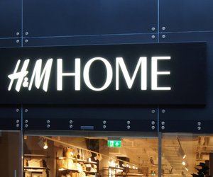 Diesen Satinpyjama von H&M Home holt sich gerade jeder