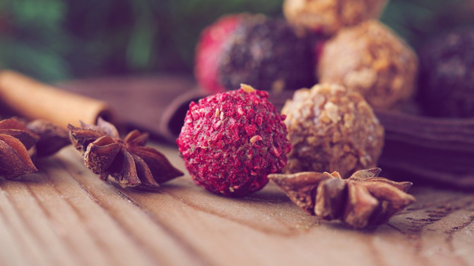 Diese-selbstgemachten-Himbeer-Pralinen-sind-das-perfekte-Last-Minute-Weihnachtsgeschenk