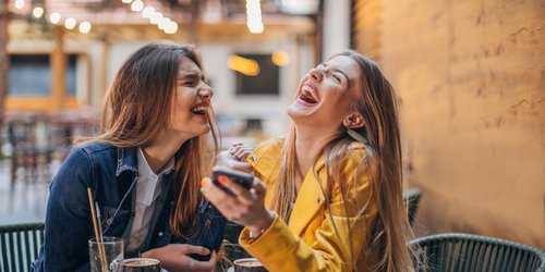 Psychologie: Situationskomik, Wortspiel oder schwarzer Humor – welchen Humor bevorzugst du? Mach den Test
