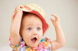 Baby, 9 Monate, entdeckt die Welt. Baby, 9 Monate, entdeckt die Welt.