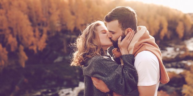 „He Falls First“: 6 Bücher, in denen er sich zuerst verliebt