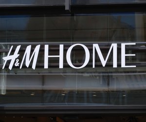 Streifen-Look: Diese Kissenhülle von H&M Home mit Volant ist ein Must-have
