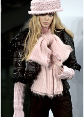 Mit einem rosefrabenen Schleifenschal in Kombination mit einer schwarzen Lackjacke, schickt Chanel sein Model auf den Laufsteg. Mit einem rosefrabenen Schleifenschal in Kombination mit einer schwarzen Lackjacke, schickt Chanel sein Model auf den Laufsteg.