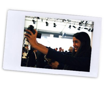Rebecca Mir macht Foto mit instax Rebecca Mir macht Foto mit instax