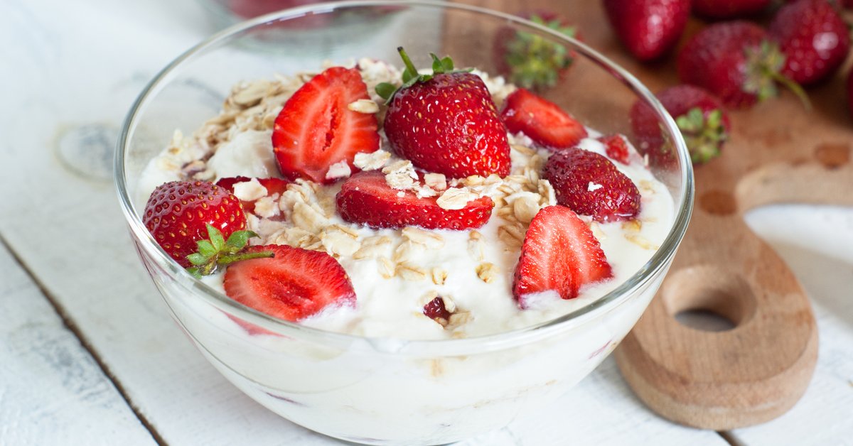 Milch und Obst kombinieren: Ist Müsli ungesund?