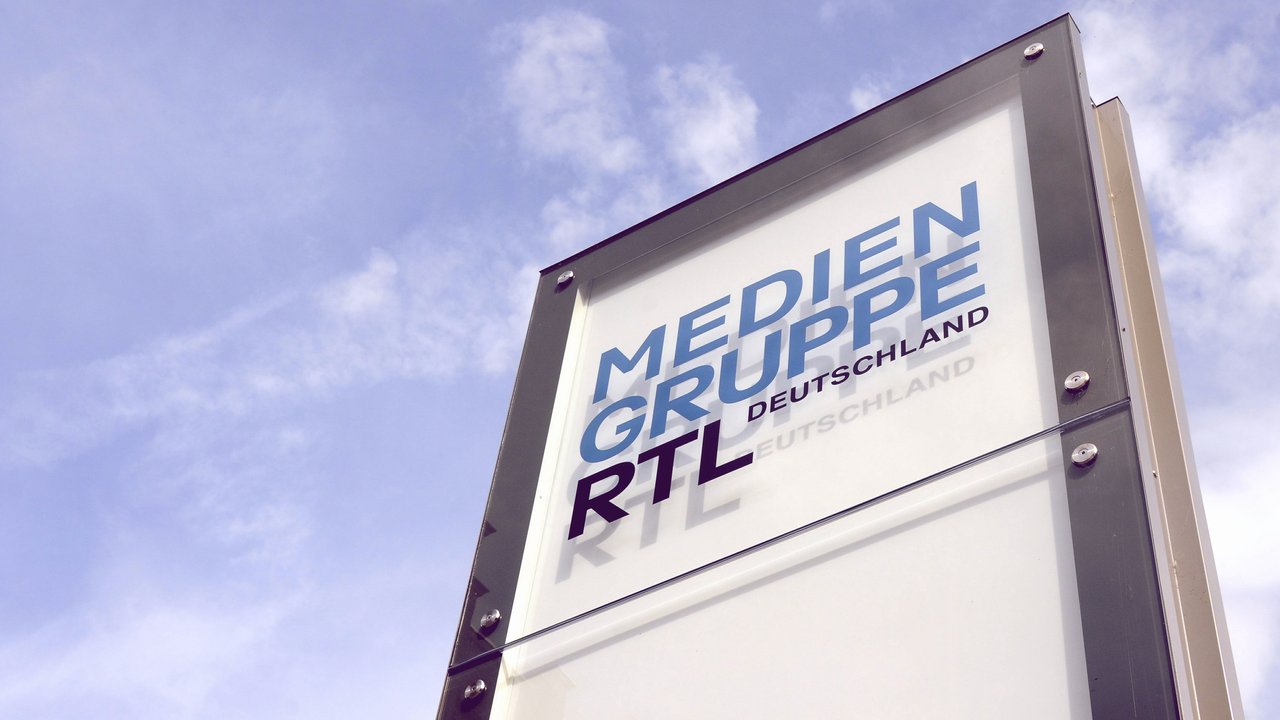 Logo Schriftzug der RTL Mediengruppe in Köln vor Himmel bewölkt am 30.08.2012 in Köln