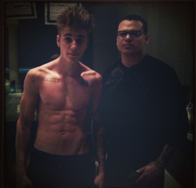 Justin Bieber posiert mit seinem Tattookünstler Justin Bieber posiert mit seinem Tattookünstler