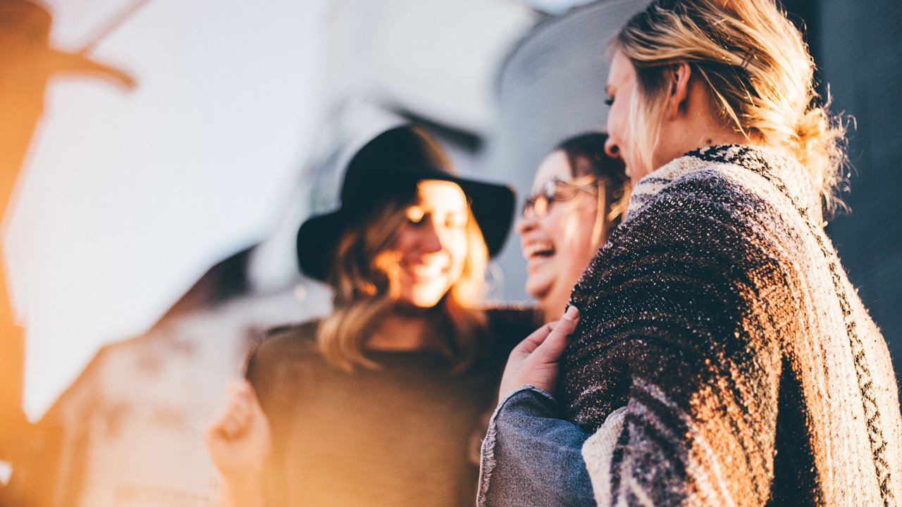 ESFP-Persönlichkeit mit ansteckendem Lachen. 