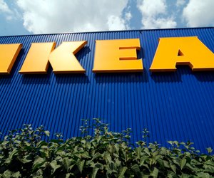 Nur 2 Euro: Schnapp dir bei Ikea diese graue Tagesdecke für den Herbst