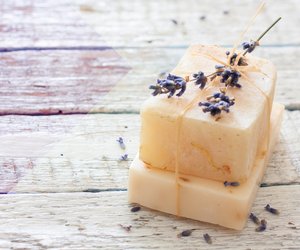 Haarseife statt Shampoo: So reinigst du dein Haar schonend