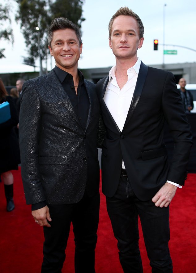 Neil Patrick Harris mit seinem Lebensgefährten David Burtka auf dem roten Teppich Neil Patrick Harris mit seinem Lebensgefährten David Burtka auf dem roten Teppich