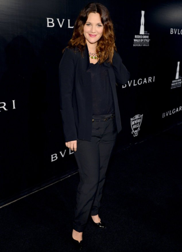 Drew Barrymore lächelt in die Kamera. Drew Barrymore lächelt in die Kamera.