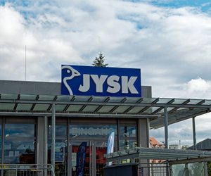 Hygge für dein Zuhause: Die edle Jysk‑Laterne im skandinavischen Design sorgt für zauberhafte Lichtspiele