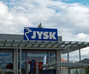 Verleihe deinem Tisch mit diesem stilvollen Jysk-Dekotablett einen Hauch von Weihnachtsmagie
