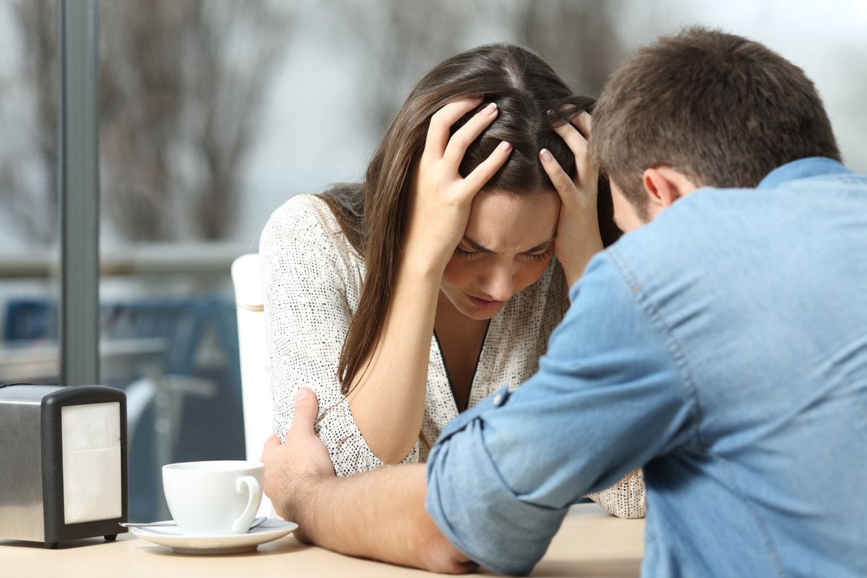 Freund schreibt mit anderen Frauen Freund schreibt mit anderen Frauen
