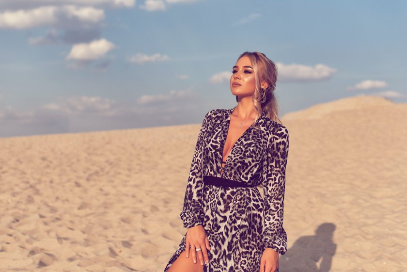 Dame trägt Kleid im Leoprint