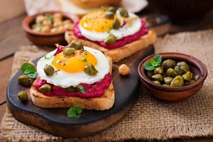 Rote Beete Hummus mit Spiegelei Rote Beete Hummus mit Spiegelei