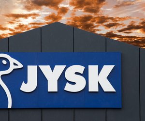 Urlaubsstimmung pur: Dieser Bistrotisch von Jysk ist ein Hit für den Balkon