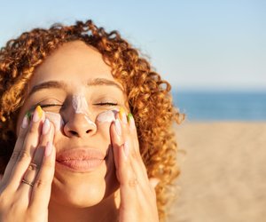 Kompakt & wirksam: Dieser UV-Stick passt in jede Tasche und schützt vor Hautalterung