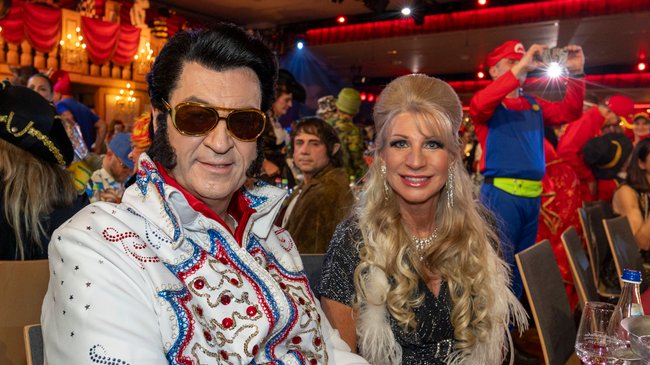 Markus Söder als Elvis und seine Frau Karin Baumüller-Söder, 2025