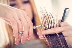 Für dickeres Haar regelmäßig Spitzen schneiden lassen Für dickeres Haar regelmäßig Spitzen schneiden lassen