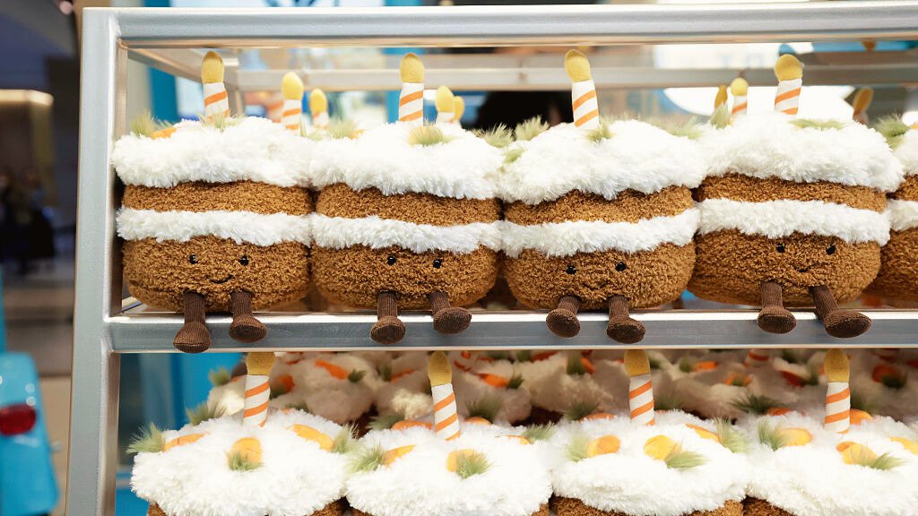 Hype-um-Jellycat-Warum-erwachsene-Frauen-pl-tzlich-wieder-Kuscheltiere-sammeln-laut-Psychologie