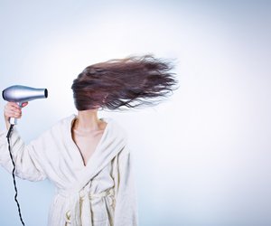 Haare richtig föhnen: Vermeide typische Fehler!