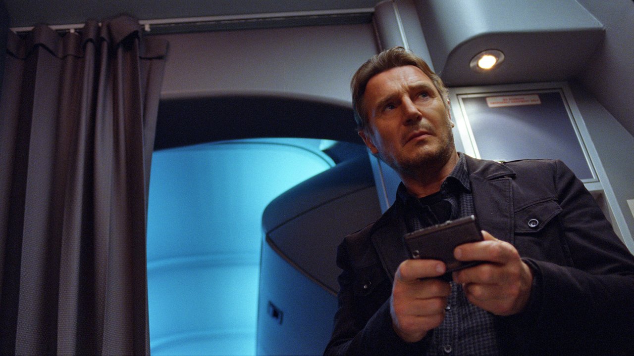 Liam Neeson führt den Sicherheitscheck auf seine Art durch.